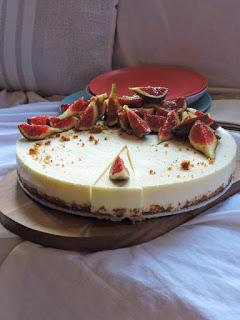 Tarta de queso sin horno con higos frescos