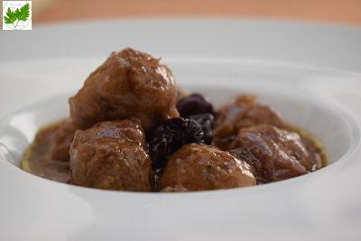 Albóndigas con Dátiles y Pasas en Salsa de Naranjas y Arándanos