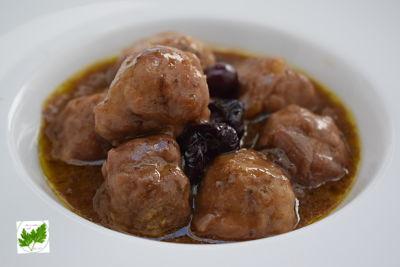 Albóndigas con Dátiles y Pasas en Salsa de Naranjas y Arándanos
