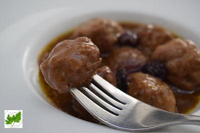 Albóndigas con Dátiles y Pasas en Salsa de Naranjas y Arándanos