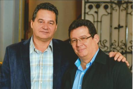 La imagen puede contener: Angel Santiesteban-Prats y Amir Valle, personas sonriendo
