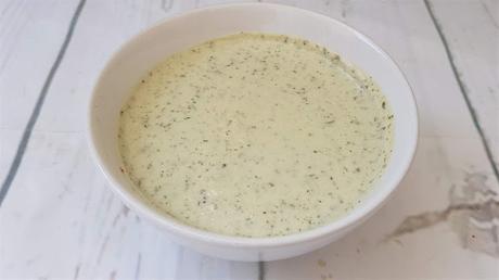 Patatas Deluxe al horno con salsa Deluxe vegana