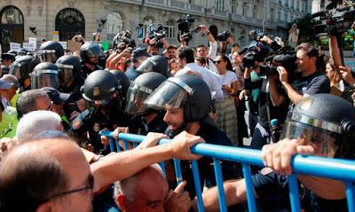 Artistas contra la monarquía, las catas del rey emérito y conatos de tensión frente al Congreso.