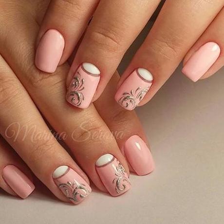 Uñas de color rosa decoradas