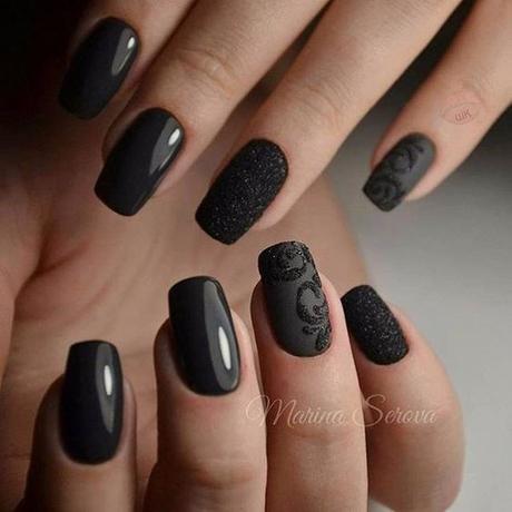 Decoración de uñas color negro para mujeres