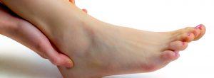 La AR puede causar inflamación en las articulaciones del tobillo.