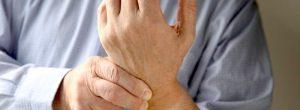 La AR puede causar rigidez e hinchazón en la muñeca