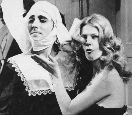 LOCURAS Y DESVARÍOS DE ESTRELLAS DEL ROCK  Abunda en la selva del rock & roll esa especie que, a veces o siempre, quiere que se note que es eso, una estrella del rock. Y para ello no se corta a la hora de perpetrar todo tipo de locuras y extravagancias...