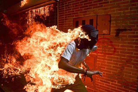 José Víctor Salazar Balza fue prendido en fuego durante enfrentamientos con la guardia y policía nacionales venezolanas tras una protesta contra Nicolás Maduro. Caracas, Venezuela, 2017 Credit Ronaldo Schemidt/Agence France-Presse