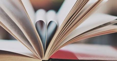 Libro formando corazón con sus hojas Libro formando corazón con sus hojas