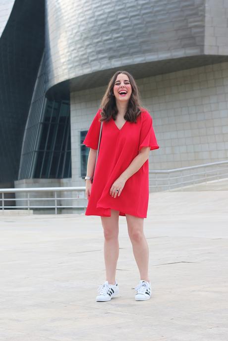 Outfit sportychic con vestido rojo