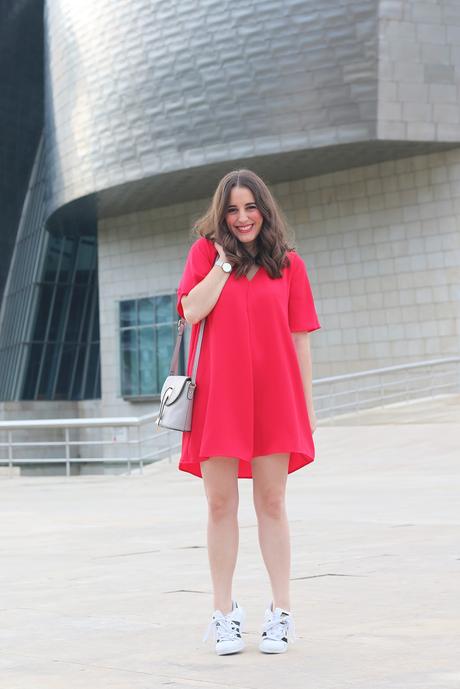 Outfit sportychic con vestido rojo