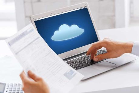 hombre trabajando en cloud desde su portátil