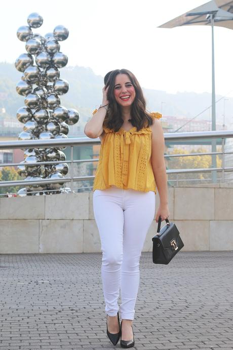 Blusa mostaza y jeans blancos para verano - Paperblog