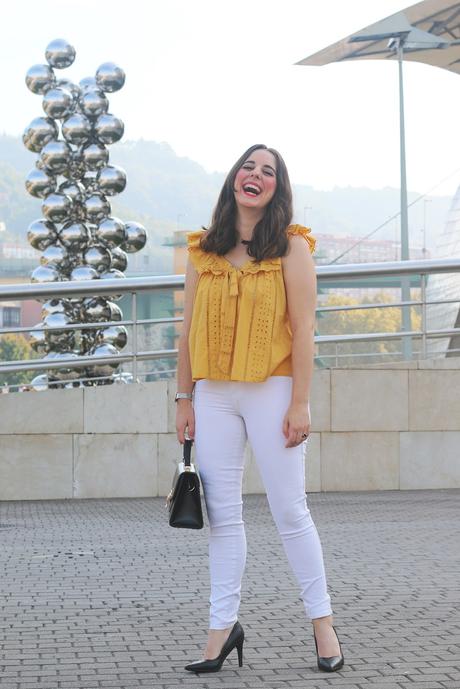 Blusa mostaza y jeans blancos para verano