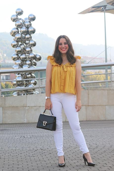 Blusa mostaza y jeans blancos para verano - Paperblog