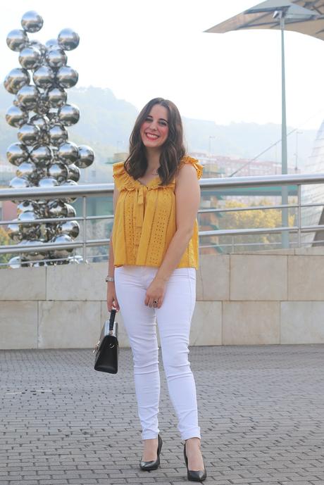 Blusa mostaza y jeans blancos para verano