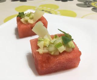 Vasitos de sandía con ensalada de queso y pepino