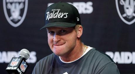 Para Jon Gruden, Carr está “intentándolo demasiado”