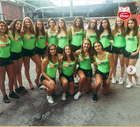 Mujeres recoge pelotas causan problemas  a Vistus Vicenza equipo de fútbol