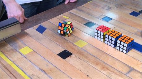 Un cubo de Rubik automático que se resuelve solo