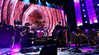 Neil Young & Promise of the Real - Love and only love (Live at Farm Aid) (2018)