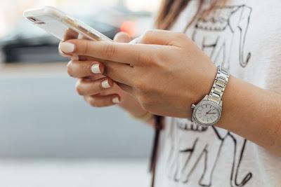 Chica utilizando una aplicación en su smartphone