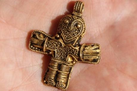 3 colgantes con una cruz cristiana pueden reescribir la historia de los vikingos 3 colgantes con una cruz cristiana pueden reescribir la historia de los vikingos