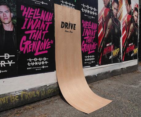 Estos anuncios de una tienda de skate tienen forma de rampa para patinar sobre ellos