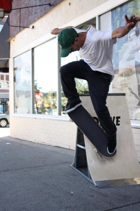 Estos anuncios de una tienda de skate tienen forma de rampa para patinar sobre ellos