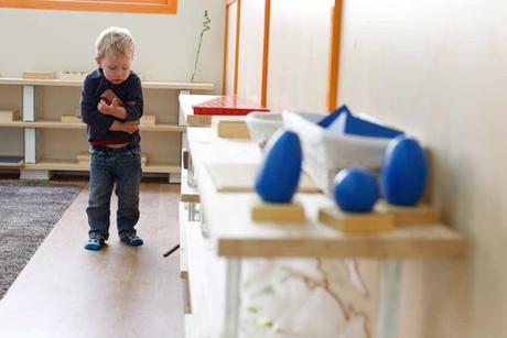 niño en aula montessori
