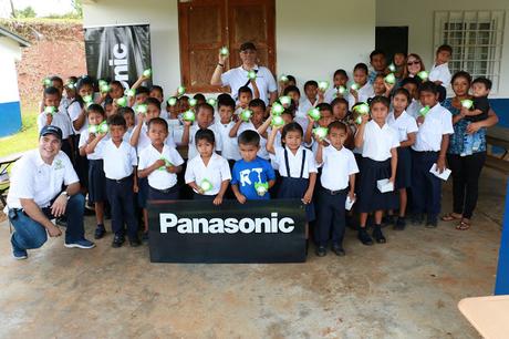 Panasonic celebra su centenario con proyecto de lámparas solares en Capira.