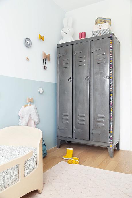 Decorar una habitación infantil suave y relajante.