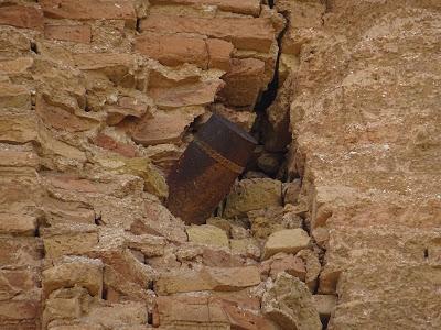 Proyectil incrustado sin estallar en la torre del Convento de San Agustín, Belchite Proyectil incrustado sin estallar en la torre del Convento de San Agustín, Belchite