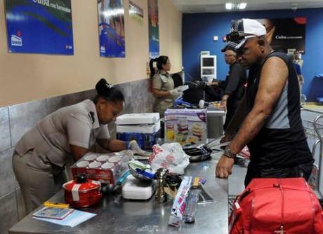 Decomisan paquetes a médicos cubanos que están cumpliendo misión en Venezuela