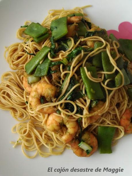 CURRY VERDE DE GAMBAS, VERDURAS Y FIDEOS CHINOS CURRY VERDE DE GAMBAS, VERDURAS Y FIDEOS CHINOS