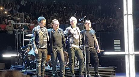 U2 cambian el repertorio y tocan Gloria, The unforgetable fire, Stay y Who's gonna ride your wild horses en Copenhague