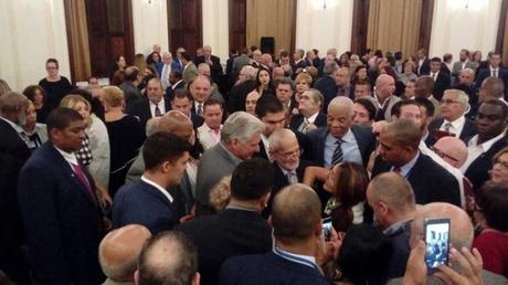 Presidente cubano dentro de un mar de personas que aman la Isla.