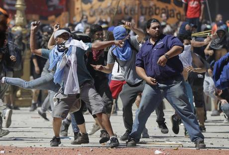 El Delicado Equilibrio Argentino Resultado de imagen para manifestacion izquierda argentina