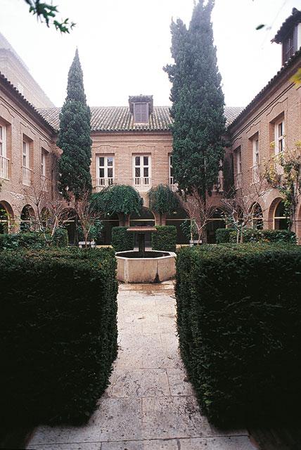 Turismo de lujo por los pueblos más bonitos de España CLAUSTRO-PARADOR-de-Chinchon