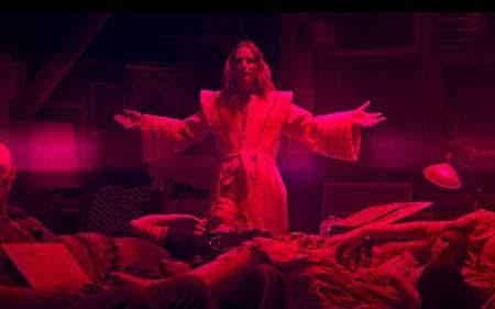 Linus Roache en una secuencia de Mandy