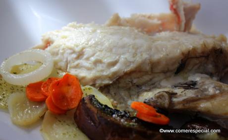 Receta fácil de cabracho al horno con patatas y verdura Receta fácil de cabracho al horno con patatas y verdura