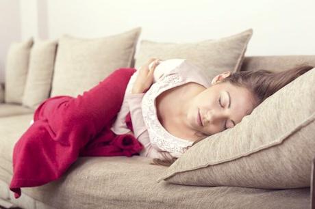 Los síntomas de la enteritis pueden incluir náuseas, vómitos y calambres abdominales