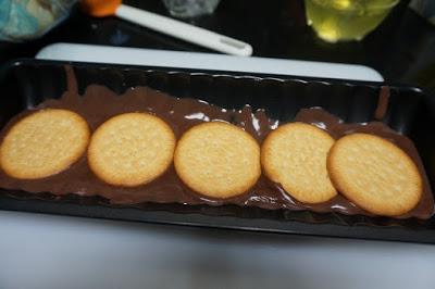 Tarta de galletas, flan y chocolate sin horno Tarta de galletas, flan y chocolate sin horno