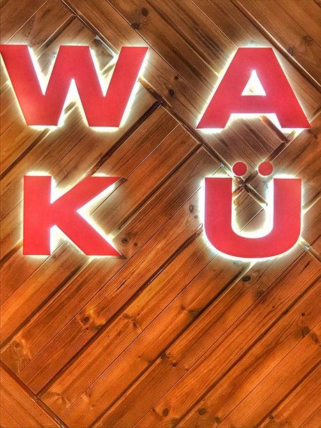 Comer rico con los amigos: Wakü House