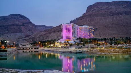 Hotel sobre la ribera del Mar Muerto, con el Desierto de Judea al fondo. Foto vía shutterstock.com. 10 fotos de Israel cuando se oculta el sol