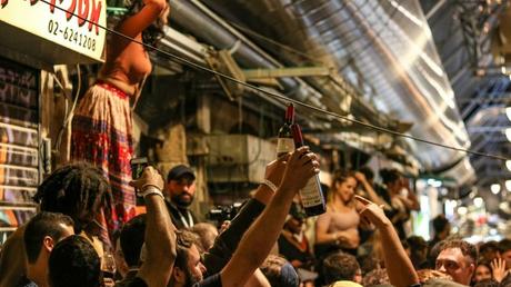 El mercado de Mahane Yehuda, en Jerusalén, se transforma en una fiesta grande cuando las tiendas cierran sus puertas al anochecer. Foto vía shutterstock.com. 10 fotos de Israel cuando se oculta el sol