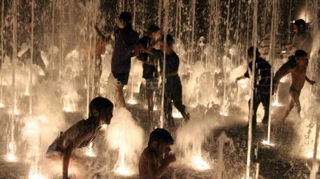 Niños jugando en una fuente de agua en un caluroso día de verano cerca a la Torre de David, en la Ciudad Vieja de Jerusalén. Foto de Gershon Elinson/FLASH90. 10 fotos de Israel cuando se oculta el sol