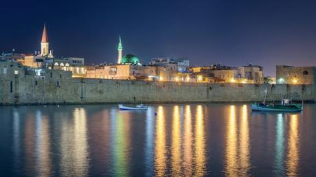 Las antiguas murallas de Acre (Akko). Foto vía shutterstock.com. 10 fotos de Israel cuando se oculta el sol