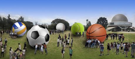 A mover las pelotitas: vecinos invitados a empujar balones gigantes y practicar el valor del esfuerzo colectivo…
